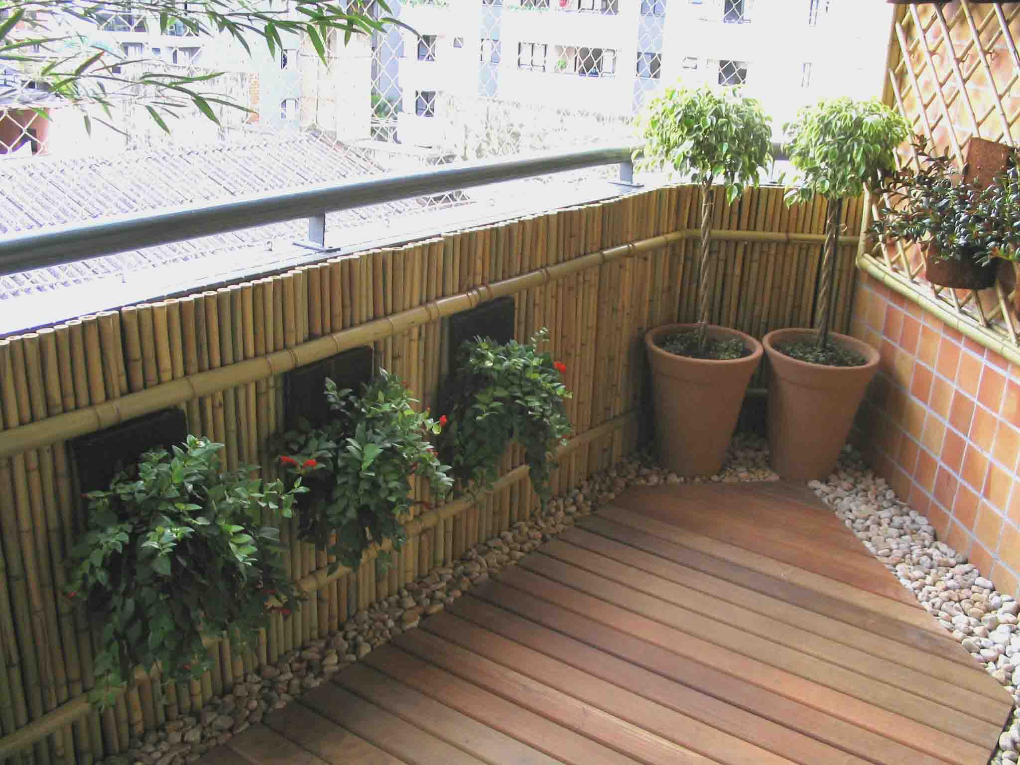 Балконный экран. Бамбуковая изгородь на балкон. Декор балкона. Бамбук на балконе. Изгородь из бамбука на балконе.