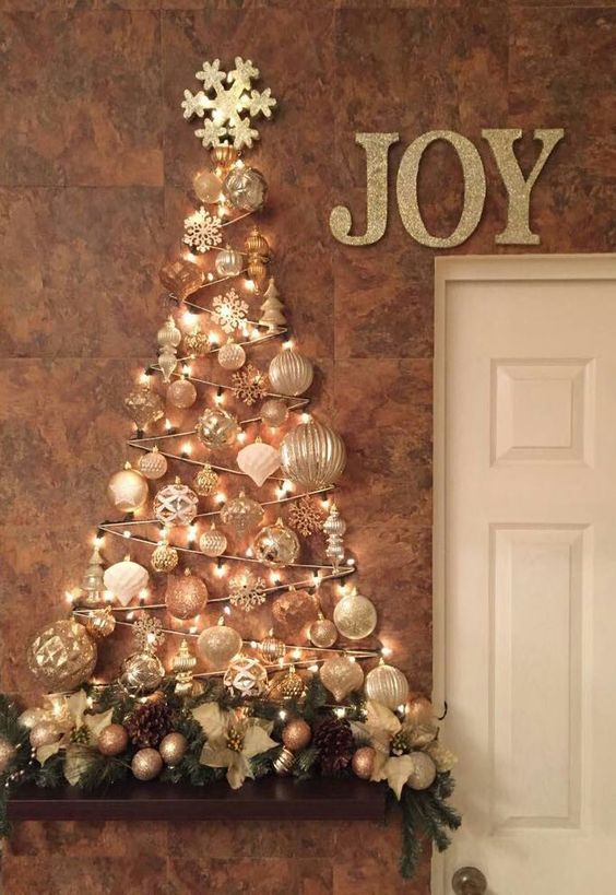 arvore-de-natal-na-parede-com-pisca-pisca-e-enfeites - Viajando no ApêViajando no Apê arvore-de-natal-na-parede-com-pisca-pisca-e-enfeites - Viajando no ApêViajando no Apê