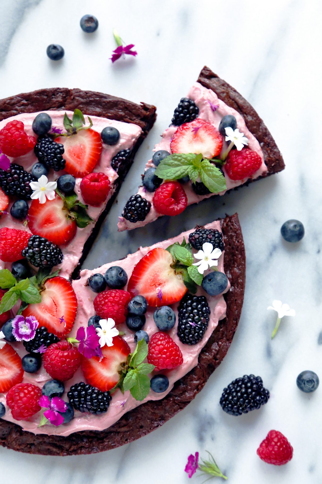 pizza-de-brownie-com-frutas-ideias-de-sobremesas-para-o-natal - Viajando no ApêViajando no Apê pizza-de-brownie-com-frutas-ideias-de-sobremesas-para-o-natal - Viajando no ApêViajando no Apê
