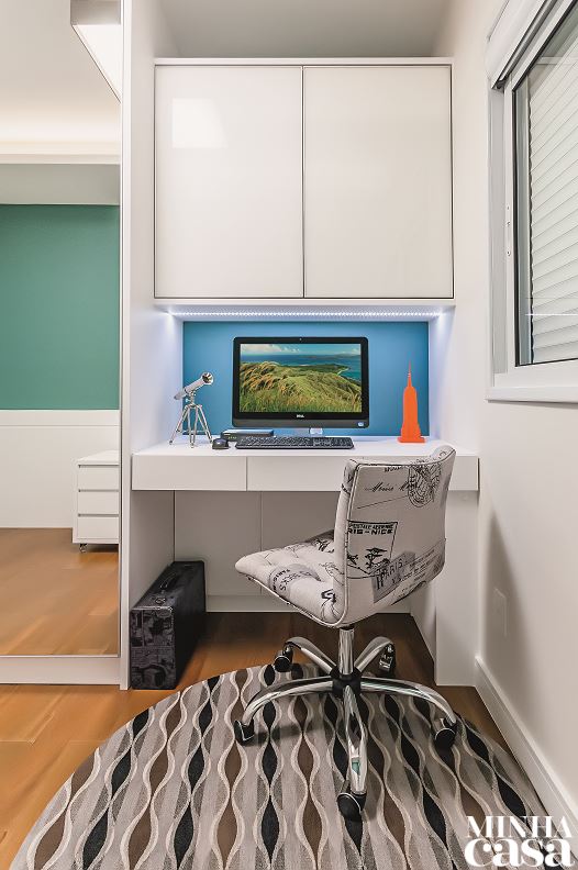 closet-e-home-office-juntos-mesa-de-trabalho-ao-lado-do-guarda-roupa ...