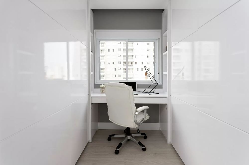 closet-com-home-office-no-mesmo-quarto-1 - Viajando no ApêViajando no Apê
