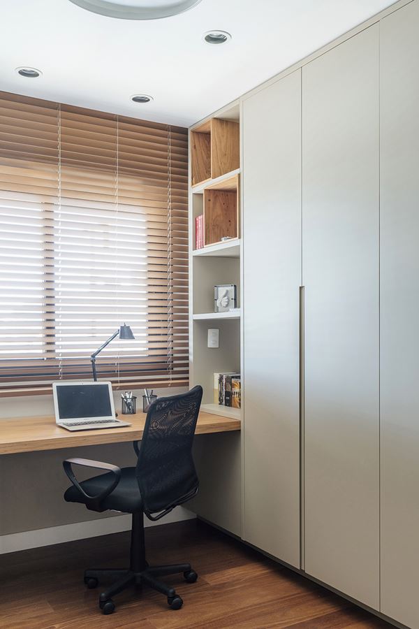 closet-com-home-office-no-mesmo-quarto-mesa-abaixo-da-janela - Viajando ...