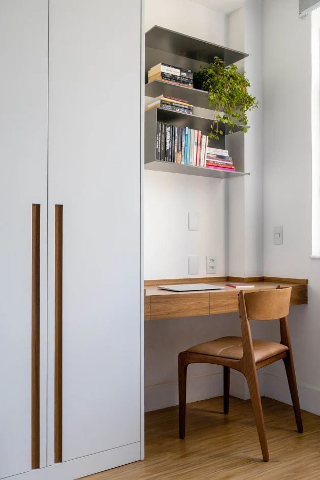 home-office-e-closet-juntos-no-mesmo-quarto-mesa-ao-lado-do-guarda ...
